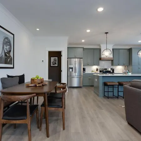 Premier Townhome East Minutes Downtown Holiday home