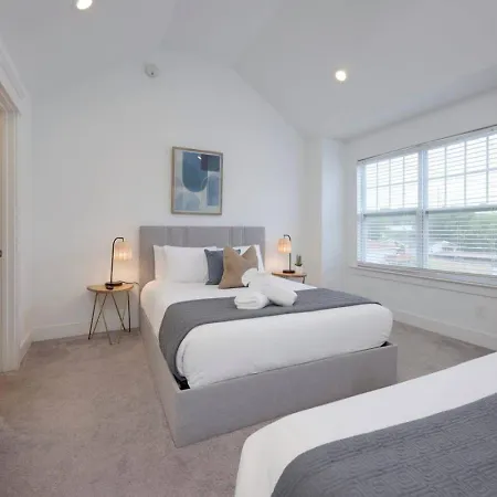 Holiday home Two Elegant Townhomes Perfect For Large Groups