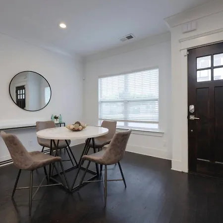 Two Elegant Townhomes Perfect For Large Groups Holiday home Nashville