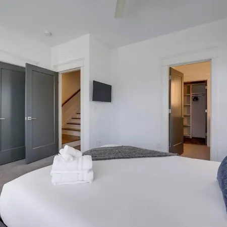 Two Elegant Townhomes Perfect For Large Groups Holiday home Nashville
