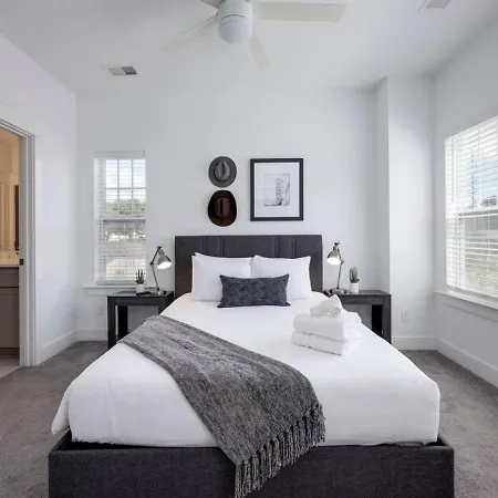 Two Elegant Townhomes Perfect For Large Groups * Nashville