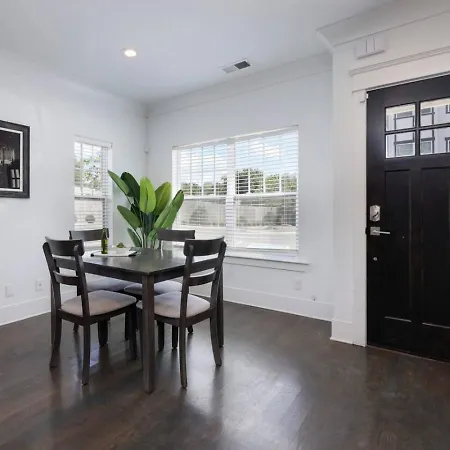 Holiday home Two Elegant Townhomes Perfect For Large Groups