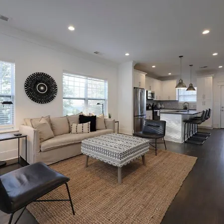 Two Spectacular Homes For Twenty Guests With Outdoor Patio Holiday home Nashville