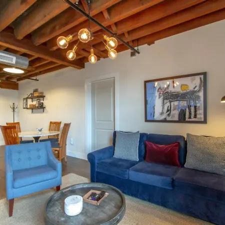 Stylish With Urban Charm Apartment *