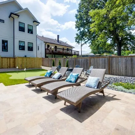 East Bliss Pool And Putt Putt Paradise Holiday home *