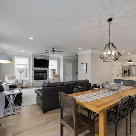 The Americana 4 Bedroom 3.5 Bath Luxury Holiday home Nashville