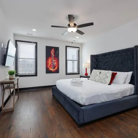 Urban Elegance Rooftop Lounge With Hot Tub *
