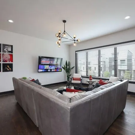 Urban Elegance Rooftop Lounge With Hot Tub Holiday home *