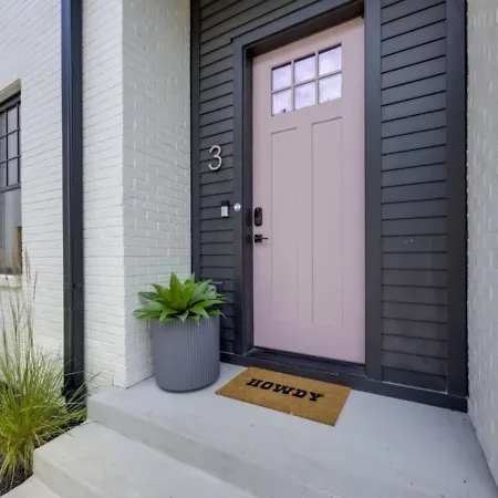 Holiday home Music Row Country Retreat Balcony And Hot Tub