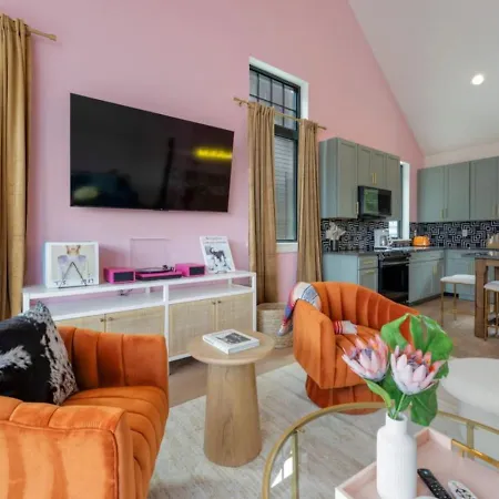 Music Row Country Retreat Balcony And Hot Tub Holiday home *