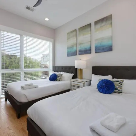 Holiday home Metro Charm - Rooftop Lounge - Hot Tub *