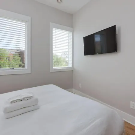 Metro Charm - Rooftop Lounge - Hot Tub Holiday home *