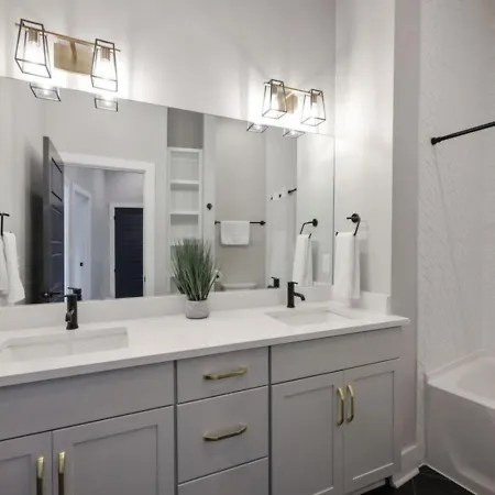 Metro Charm - Rooftop Lounge - Hot Tub *