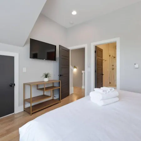 Metro Charm - Rooftop Lounge - Hot Tub Holiday home *