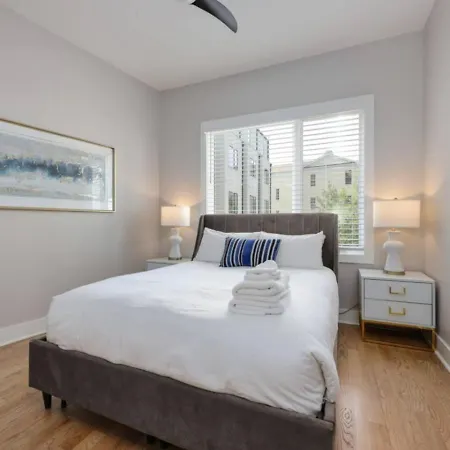 Metro Charm - Rooftop Lounge - Hot Tub Holiday home Nashville