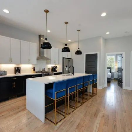 Holiday home Metro Charm - Rooftop Lounge - Hot Tub *