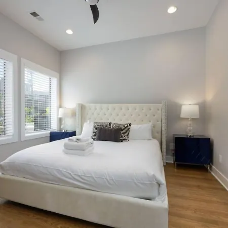 Holiday home Metro Charm - Rooftop Lounge - Hot Tub