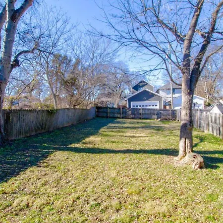 Holiday home Cleveland Park Charmer- Full Kitchen- Private Yard *