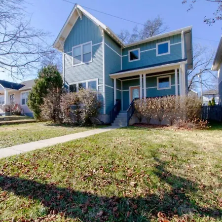 Cleveland Park Charmer- Full Kitchen- Private Yard Holiday home *