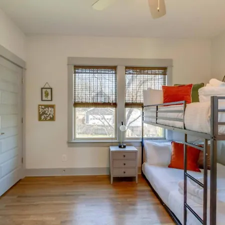 Holiday home Cleveland Park Charmer- Full Kitchen- Private Yard *