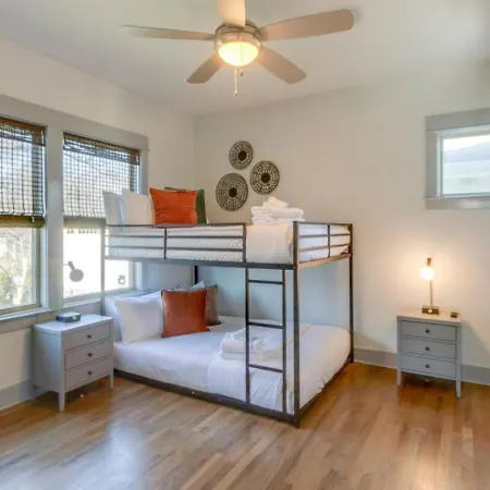 Cleveland Park Charmer- Full Kitchen- Private Yard *