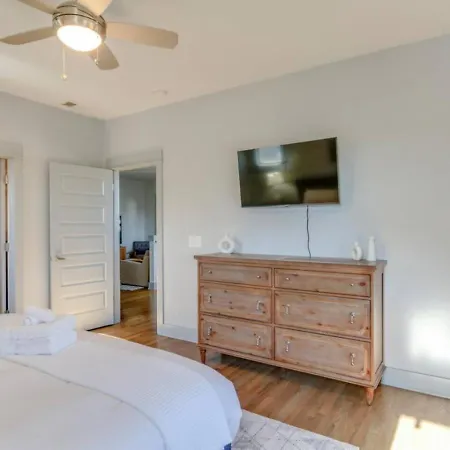 Holiday home Cleveland Park Charmer- Full Kitchen- Private Yard
