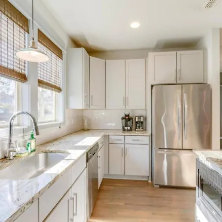 Cleveland Park Charmer- Full Kitchen- Private Yard Holiday home *