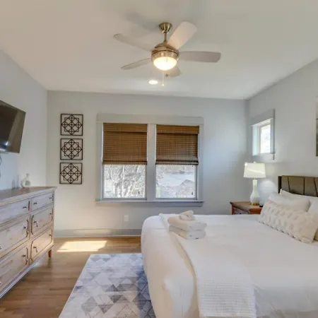 Holiday home Cleveland Park Charmer- Full Kitchen- Private Yard *