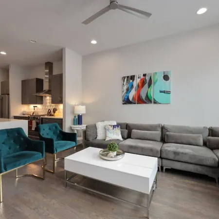 Rhythmic Retreat Rooftop Lounge 4 Bedroom 4.5 Bath Nashville