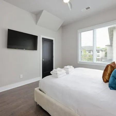 Rhythmic Retreat Rooftop Lounge 4 Bedroom 4.5 Bath Holiday home
