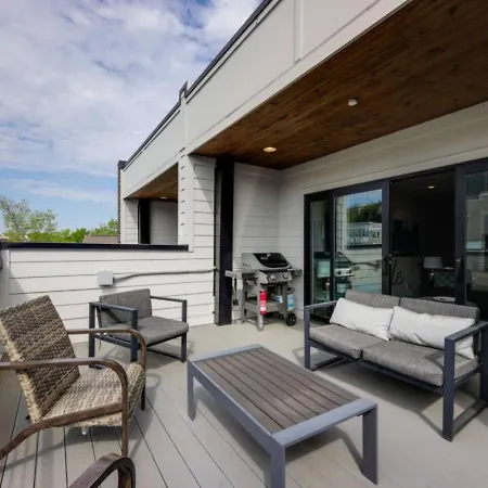 Rhythmic Retreat Rooftop Lounge 4 Bedroom 4.5 Bath Nashville