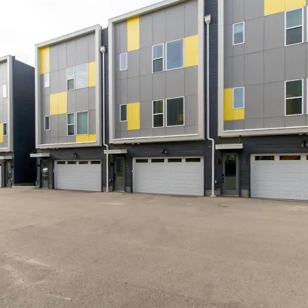 Harmony Of Dual Townhomes With 14 Beds