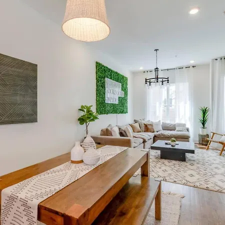 Holiday home Two Townhomes Rooftop Patios Hillsboro Village *