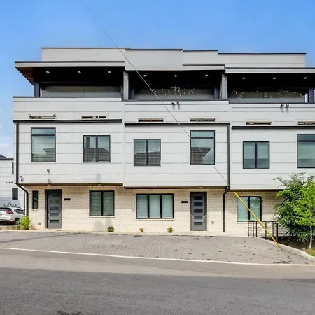 Holiday home Two Townhomes- Rooftop Lounge- Hot Tub- Views Nashville