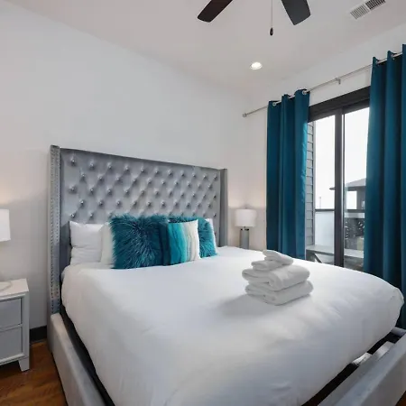 Holiday home Two Townhomes- Rooftop Lounge- Hot Tub- Views