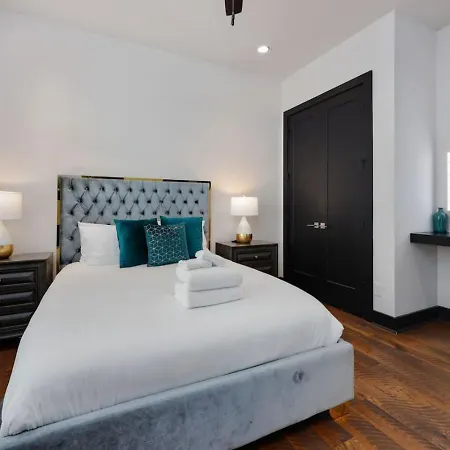 Two Townhomes- Rooftop Lounge- Hot Tub- Views Holiday home *
