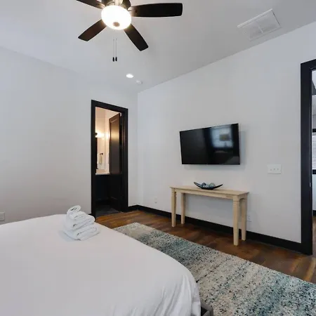 Two Townhomes- Rooftop Lounge- Hot Tub- Views Holiday home Nashville