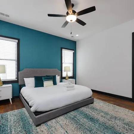 Two Townhomes- Rooftop Lounge- Hot Tub- Views