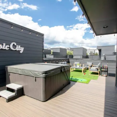 The Honkytonk Haven Hot Tub And Mini Golf Rooftop Holiday home