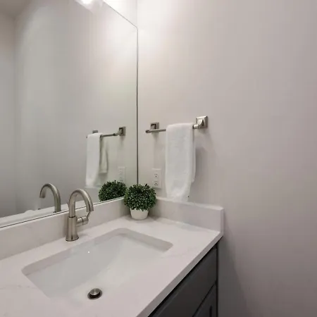 Holiday home Two Townhomes- Rooftop Lounge- Hot Tub- Views *