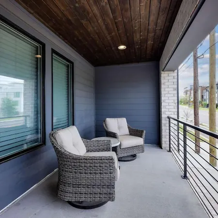 Two Townhomes- Rooftop Lounge- Hot Tub- Views Holiday home