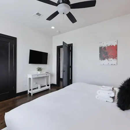 Holiday home Two Townhomes- Rooftop Lounge- Hot Tub- Views *
