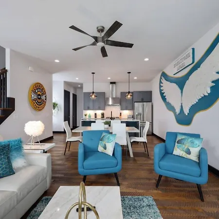 Two Townhomes- Rooftop Lounge- Hot Tub- Views Holiday home *