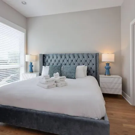 Two Townhomes Rooftop Lounges With Skyline Views *