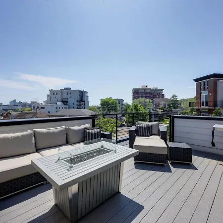 Two Townhomes Rooftop Lounges With Skyline Views Holiday home