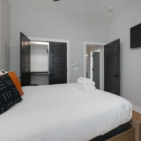 Two Townhomes Rooftop Lounges With Skyline Views *
