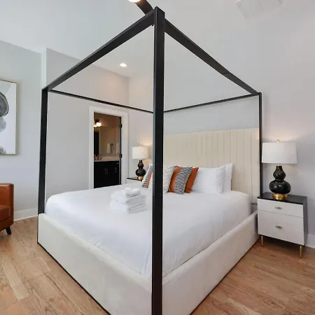 Two Townhomes Rooftop Lounges With Skyline Views Nashville