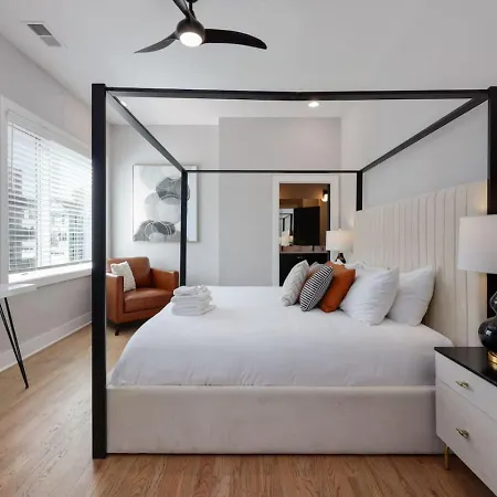 Two Townhomes Rooftop Lounges With Skyline Views *
