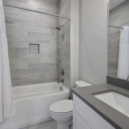 Two Townhomes- Rooftop Lounges- Hot Tub- Game Holiday home *
