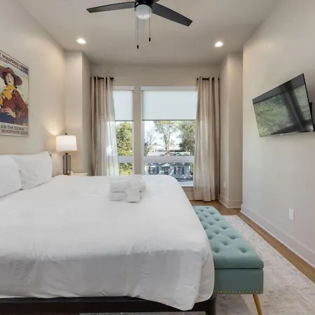 Music Abode And Cowgirl Up Dual Townhomes Holiday home
